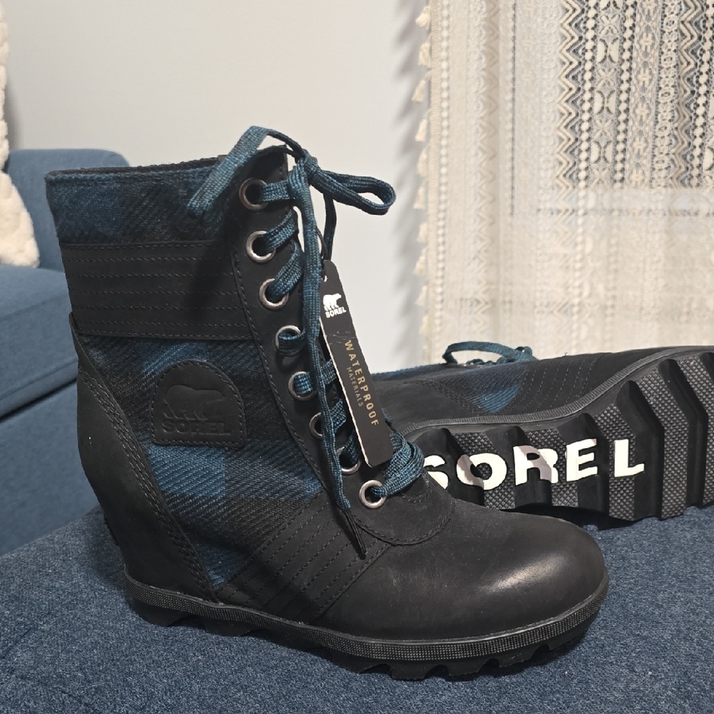 New Sorel Women's Black and Teal Wedge Boots